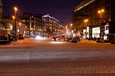 tverskaya Moskova'da kış geceleri sokak görünümü