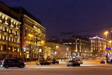 tverskaya Moskova'da kış geceleri sokak görünümü
