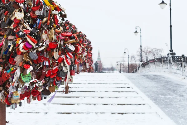 Älska träd på luzhkov bron i Moskva — Stockfoto