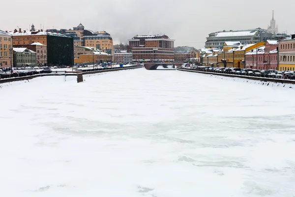 Vue de la rivière gelée urbaine — Photo