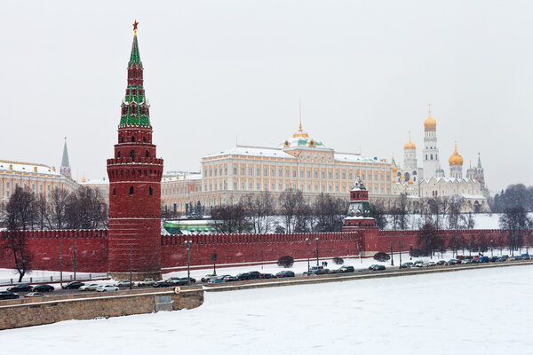 Вид на Большой Кремлевский дворец и кремлевские стены в Москве
