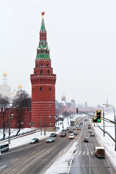 Вид на Кремлевскую набережную в зимний снежный день — стоковое фото