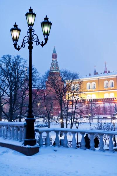 Vista de Alexander Garden no inverno nevando noite, Moscou — Fotografia de Stock