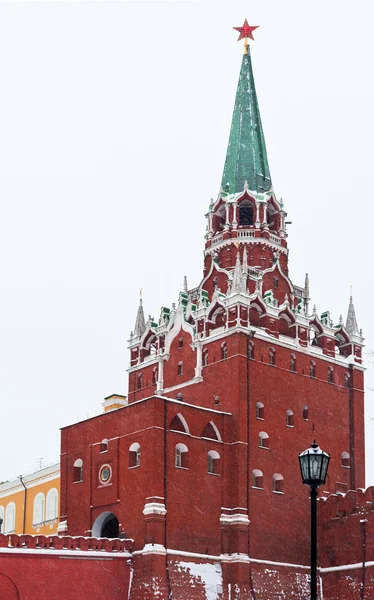 Kreml Troická věž v zimě sněží den克里姆林宫 troitskaya 塔在冬季下雪天的视图 — Stock fotografie