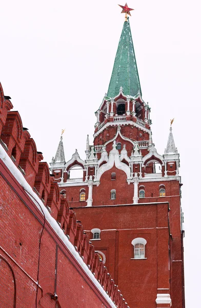 Kış aylarında kırmızı kremlin duvarı ve troitskaya Kulesi — Stok fotoğraf