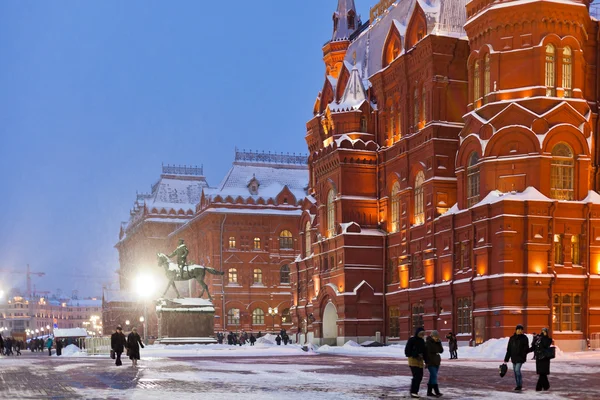 Edificio del Museo Histórico Estatal en la noche de invierno, Moscú —  Fotos de Stock