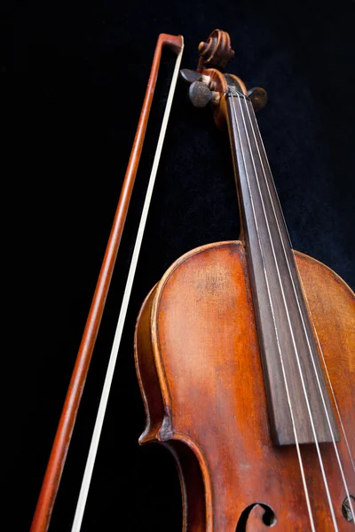 Violino e arco sobre fundo preto — Fotografia de Stock