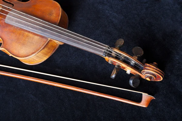 Fiddle pegbox and bow on black velvet — Stock Photo, Image