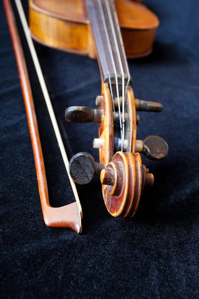 Rolagem de violino e arco em veludo preto — Fotografia de Stock