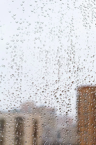 Gotas de lluvia en casa ventana de cristal —  Fotos de Stock