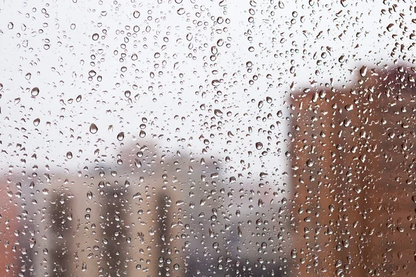 Gocce di pioggia sulla finestra di vetro di casa — Foto Stock