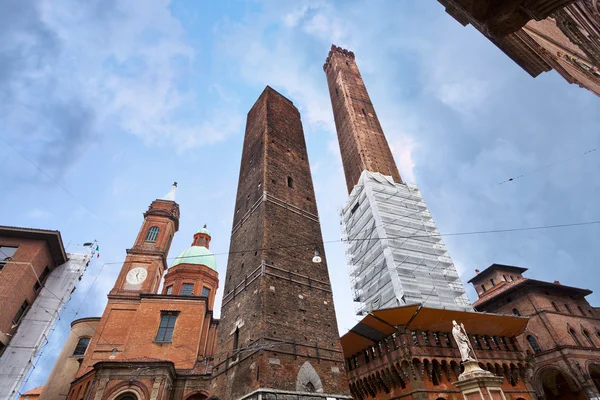 Kuleler ve heykel Bologna bulutlu gökyüzü altında