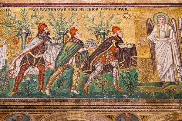 Mosaico de los tres magos en Sant Apollinare Nuovo en Rávena — Foto de Stock