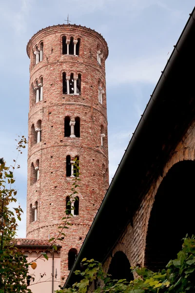 Antiga torre de Basílica em Ravenna, Itália — Fotografia de Stock