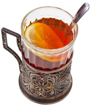 kaşıkla vintage bardakta limonlu çay