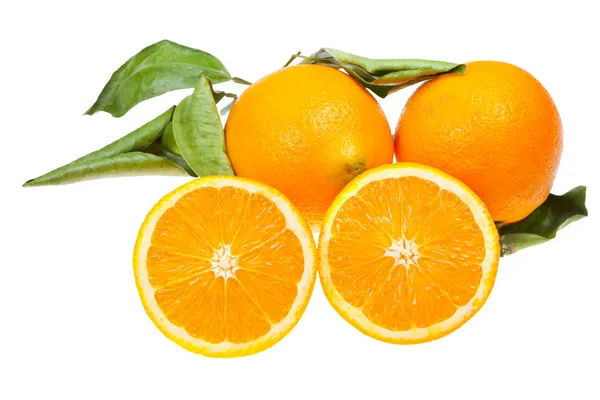 Laranja fatiada e duas laranjas — Fotografia de Stock