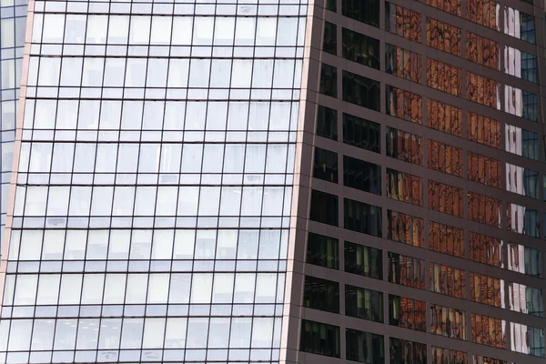 Murs de verre de l'immeuble de bureaux contemporain — Photo