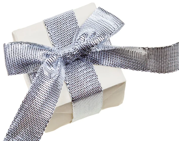 Caja de regalo con arco de plata —  Fotos de Stock