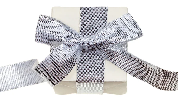 Geschenkbox mit silberner Schleife — Stockfoto