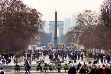 Dikilitaş ve zafer takı tuileries Garden, paris