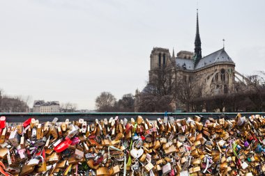 Pont de l'Archeveche ile Paris'te aşk asma kilit