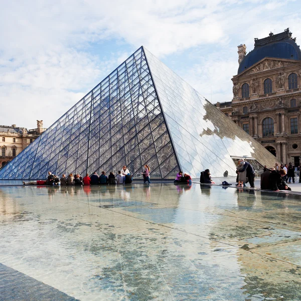 Skleněná pyramida v Louvru, Paříž — Stock fotografie
