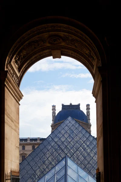 Båge och glas pyramid av luftventilen, paris — Stockfoto