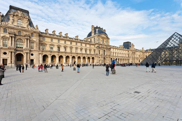 Louvre Palace and Pyramid, Paris — Stock Photo, Image