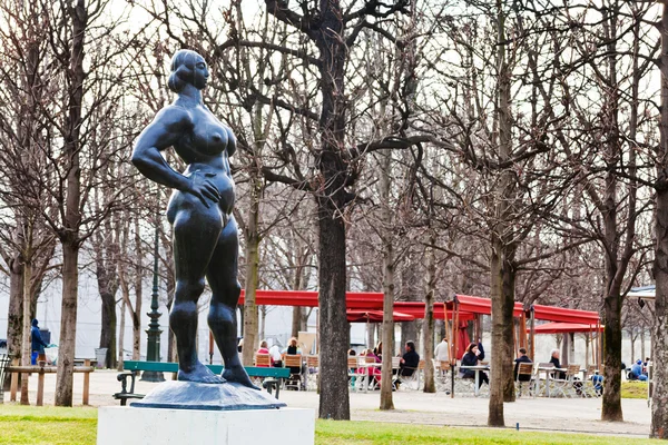 现代雕像在巴黎卢浮宫 — 图库照片