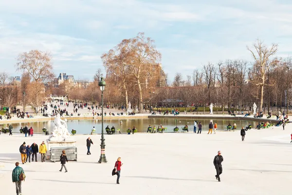 Vijver (grote bekken achthoekige) in tuileries Tuin, Parijs — Stockfoto