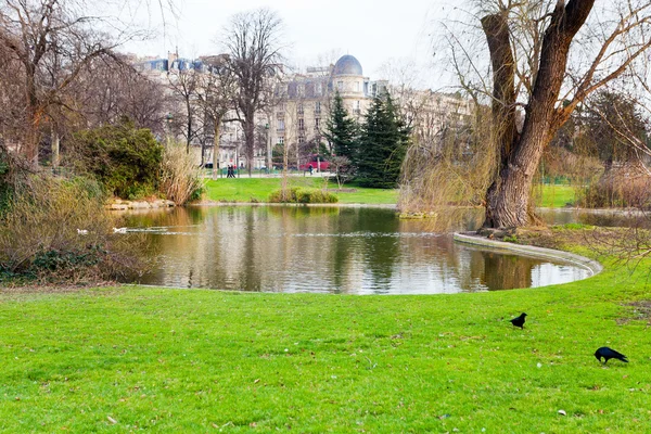 Urban pond in Paris — Stock Photo, Image
