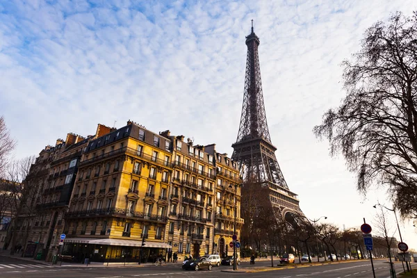 Vista da torre eiffel de quai branly em Paris — Fotografia de Stock