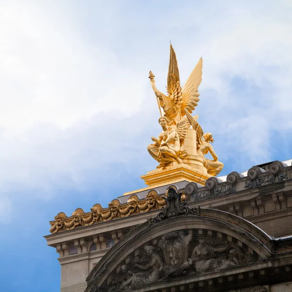 Sculptuur op dak van Parijs opera — Stockfoto