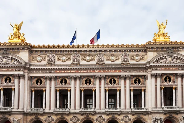 Gevel van opera palais garnier in Parijs — Stockfoto