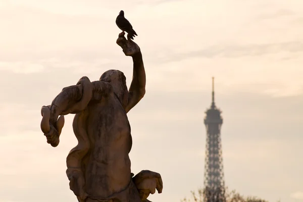 Dove, statue and Eiffel Tower in Paris — Stock Photo, Image