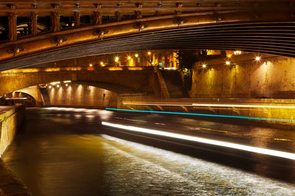 Brücke und seine Fluss bei Nacht, Paris — Stockfoto