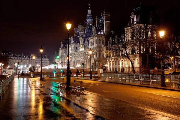 Мэрия Парижа ночью — стоковое фото