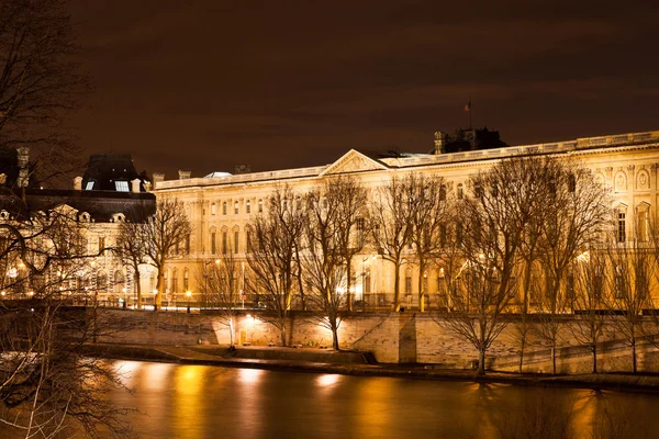晚上在巴黎 quai 卢浮宫 — 图库照片
