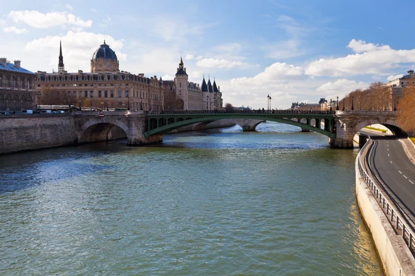 Seine river and Pont d 'Arcole in Paris — стоковое фото