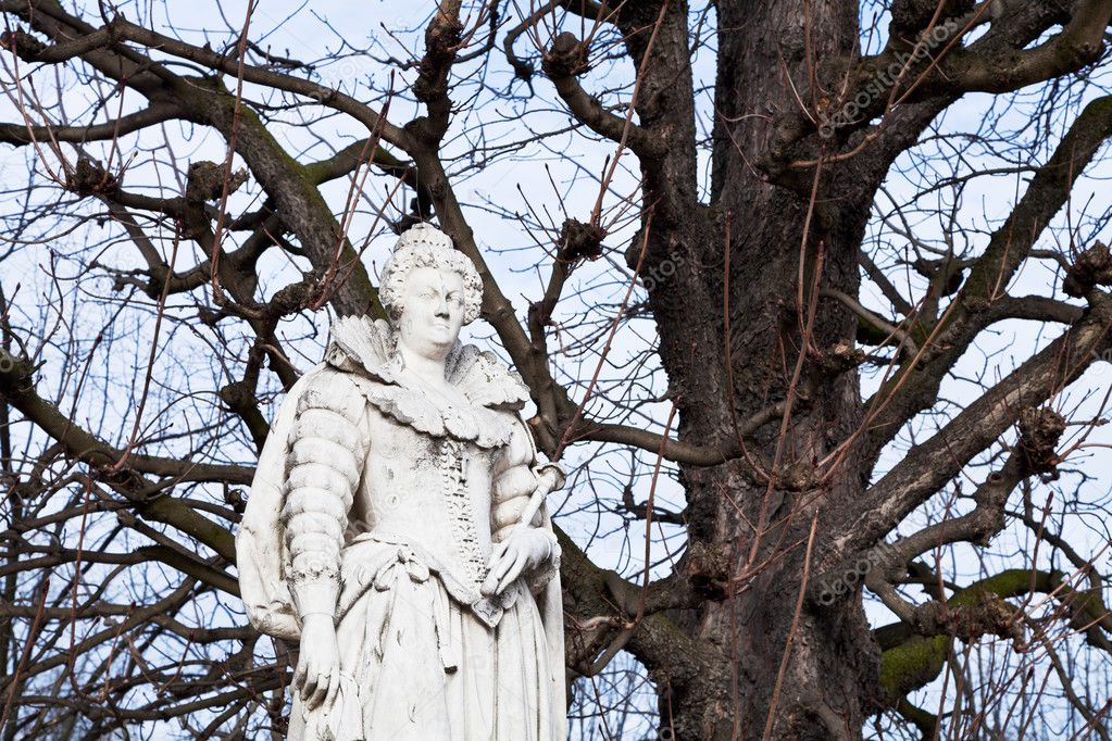 statue french queen in Paris