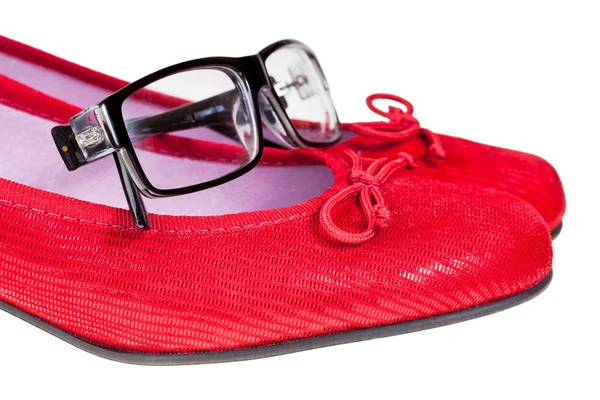 赤の女性の靴と黒のメガネ — ストック写真