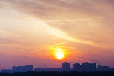 Turuncu erken yükselen güneş