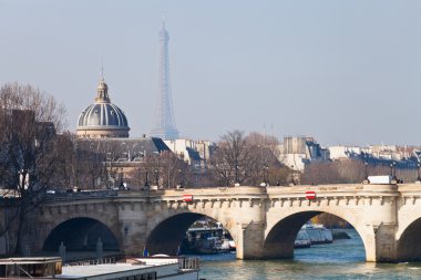 Pont neuf ile Eyfel Kulesi ve Fransız Akademisi