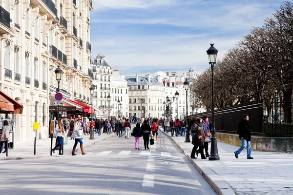 På gata i paris våren — Stockfoto