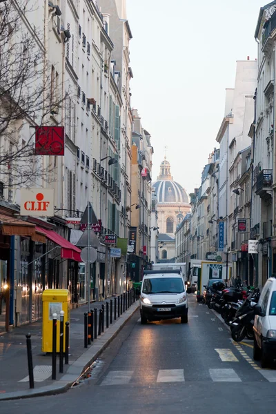 Widok na kopułę Akademii Francuskiej w Paryżu — Zdjęcie stockowe