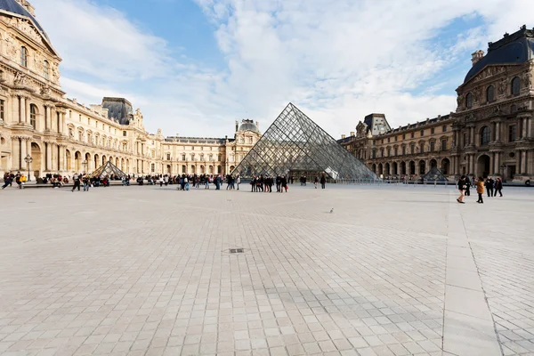 Muzeum Louvre a pyramidy, Paříž — Stock fotografie