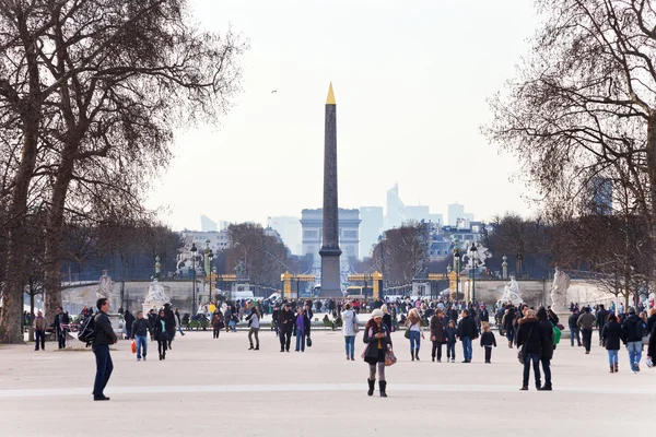 Obelisk a vítězný oblouk od Tuilerijské zahrady, Paříž — Stock fotografie