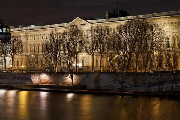 Набережная Лувр в Париже ночью — стоковое фото