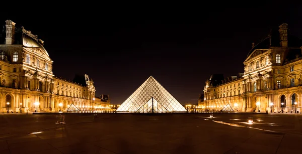 玻璃金字塔的罗浮宫，巴黎在晚上 — 图库照片