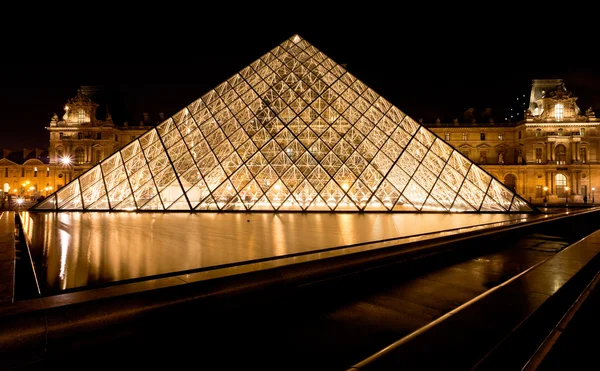 Pirámide de vidrio del Louvre, París por la noche —  Fotos de Stock